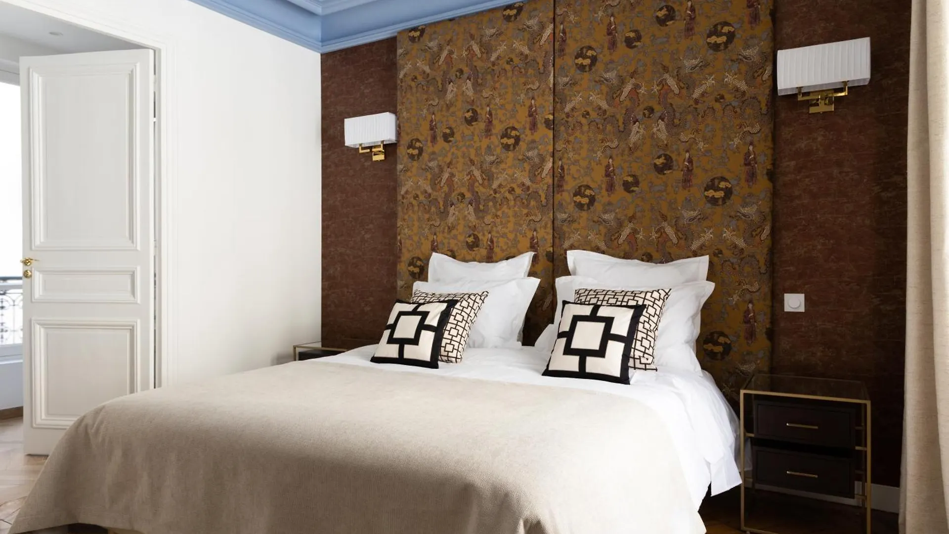 Apartment Champs Elysees Montaigne Luxury 2 Bedroom Paris France